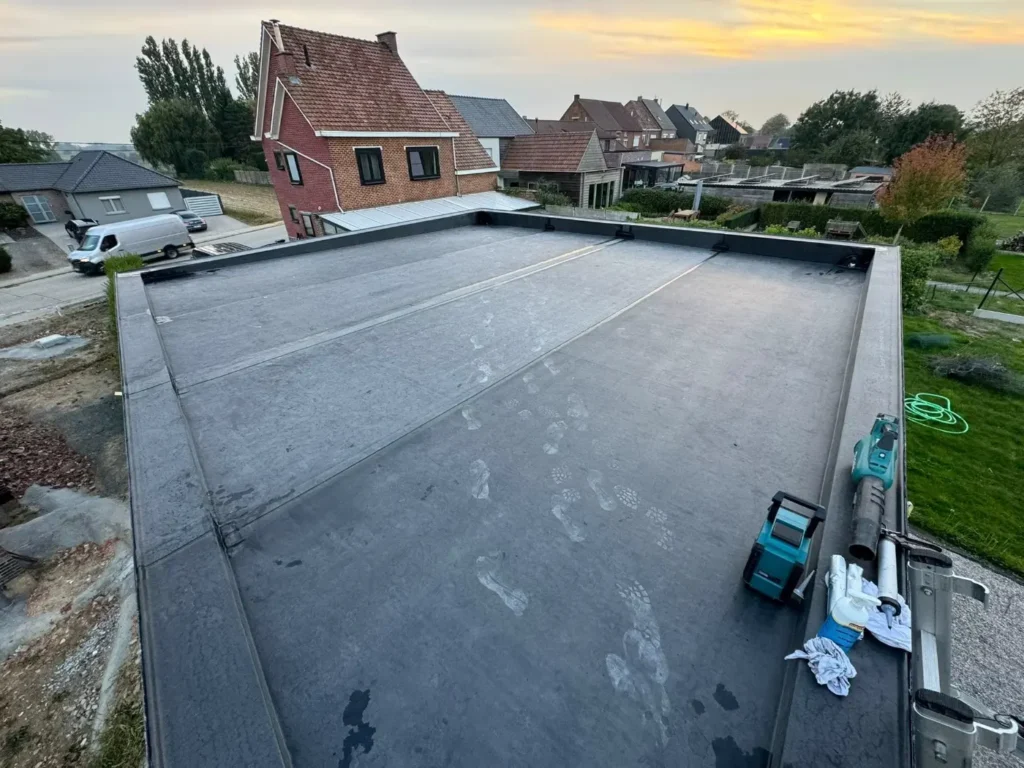 Industriebouw platte daken met nieuwe EPDM dakbedekking op een groot magazijn