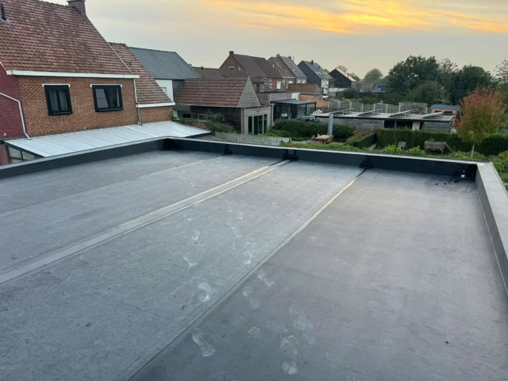 Dakwerken aan een bedrijfspand met nieuw plat dak in EPDM boven kantoren