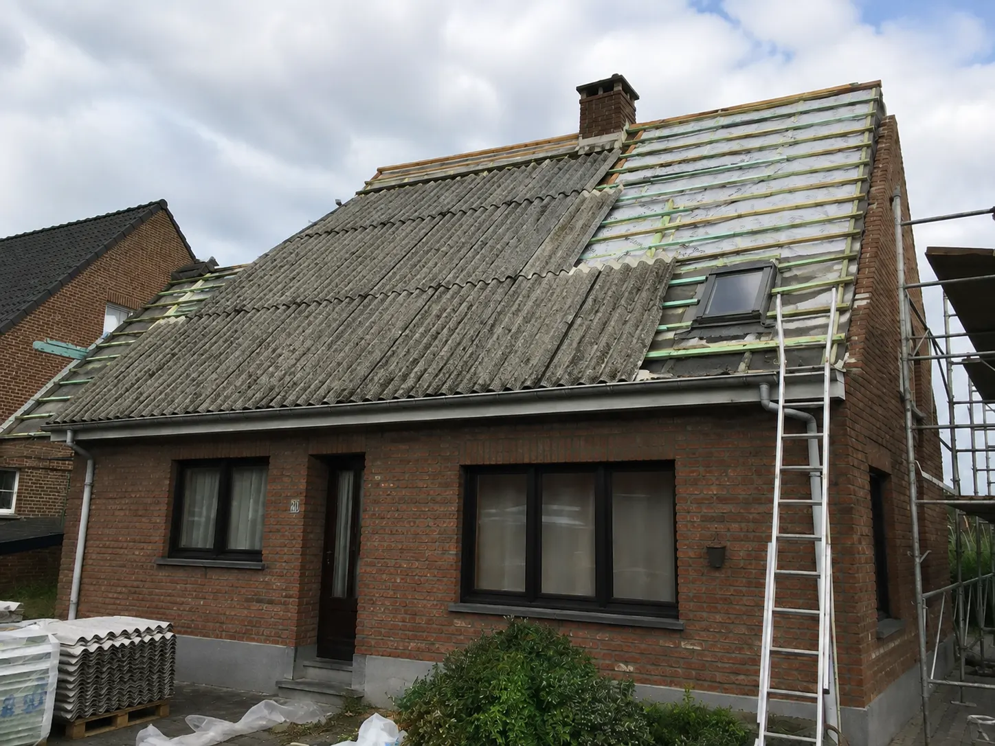 Asbesthoudend golfplatendak in renovatie bij een woning in Geraardsbergen