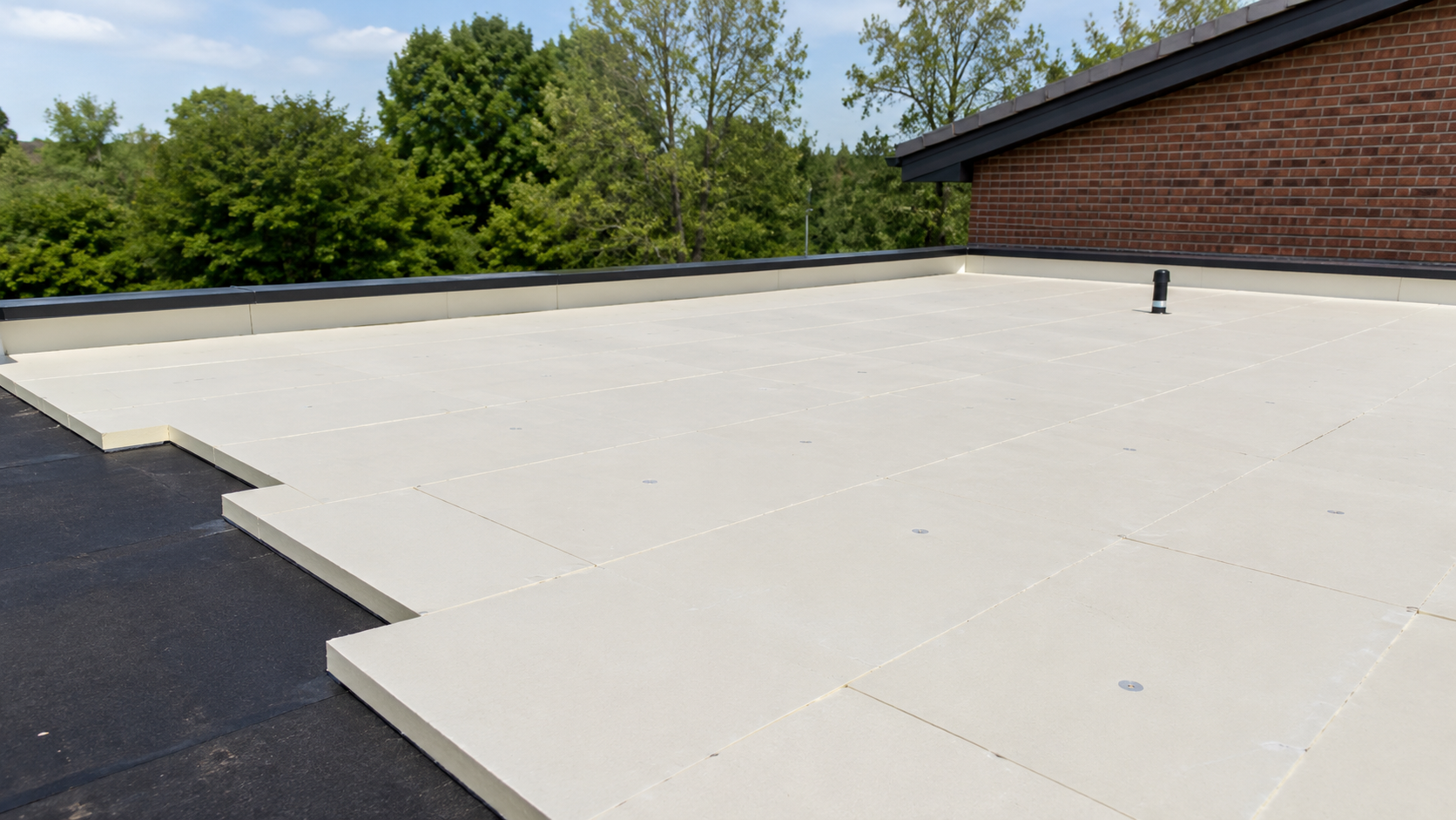 PIR isolatieplaten op een plat dak, klaar voor de EPDM-waterdichting