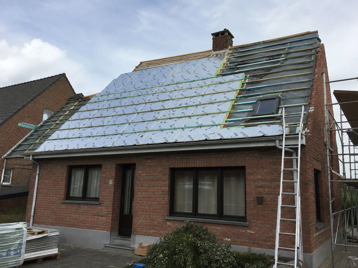 Dakrenovatie met nieuwe dakisolatie aan een woning in Zottegem
