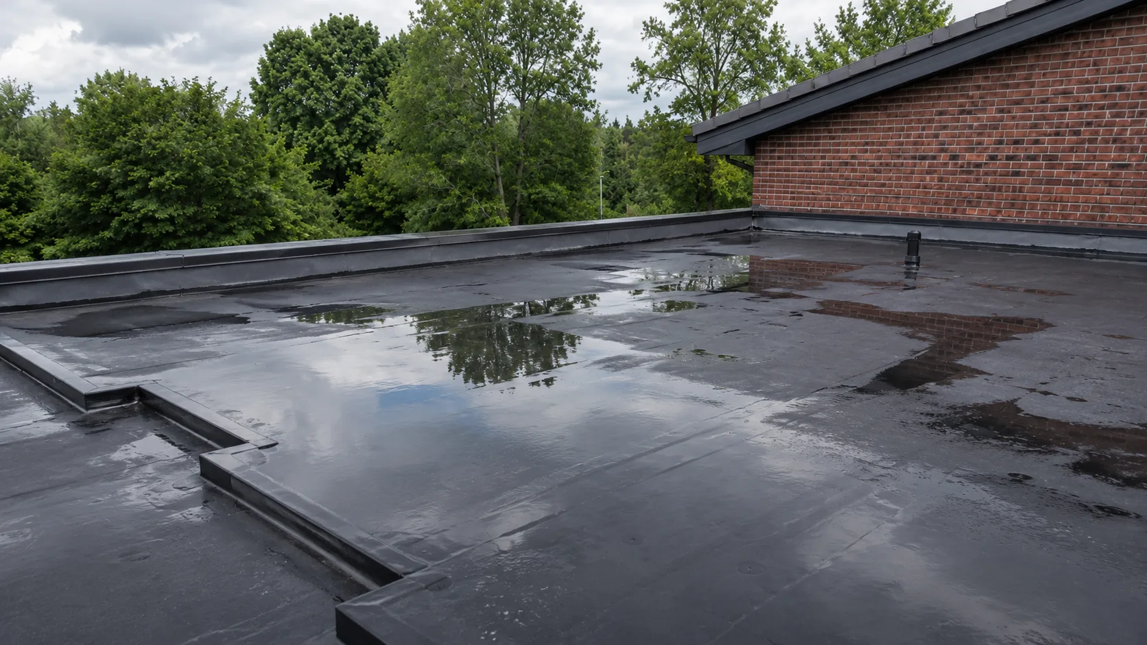 Plassen stilstaand water op een plat dak met EPDM-dakbedekking